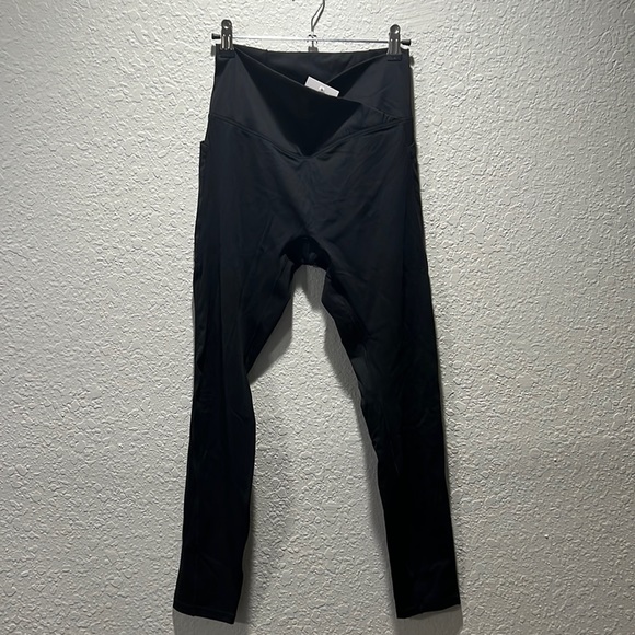 HALARA Pants - NWT Halara Medium Crossover Leggings